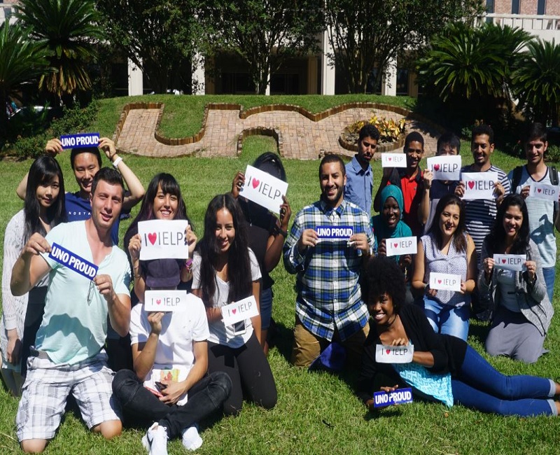 Students in front of old TK体育 sign