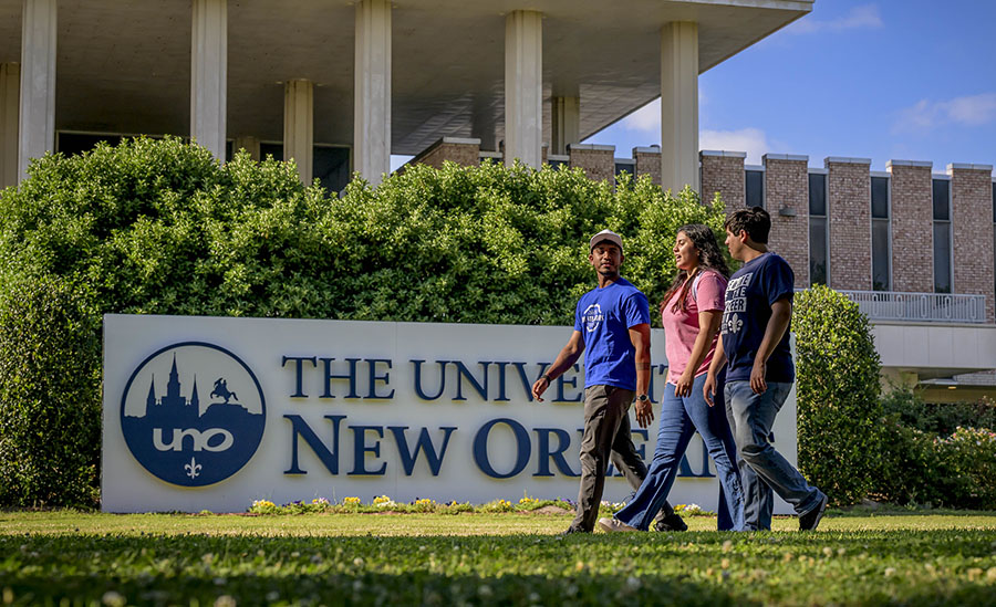 TK体育 Students walking by the UC