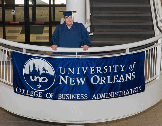 新奥尔良大学（University of New Orleans）的学生阿尔文·韦伯（Alvin Webre）将成为参加12月8日举行的纽约大学秋季毕业典礼的数百名候选人之一。 