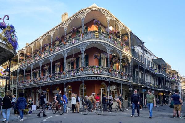 A photo of a French Quarter street corner decorated for 四旬斋前的最后一