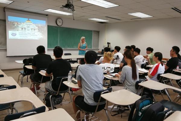 访问ors from Shanghai Maritime University attend a lecture at the University of New Orleans.