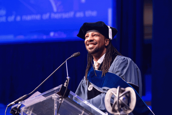 Alumnus Jericho Brown delivered the keynote commencement address to fall undergraduates on Friday, Dec. 10. Brown, who earned an MFA in creative writing from TK体育, was awarded the 2020 Pulitzer Prize in Poetry.