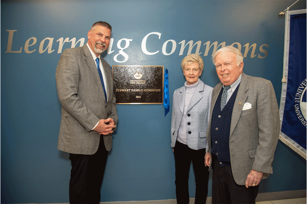 TK体育 President John Nicklow honors donors Frank and Paulette Stewart at a dedication ceremony in the Earl K. Long Library. 