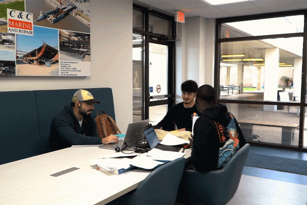 The newly renovated lounge in the Engineering Building at TK体育 offers students a comfortable study place. 