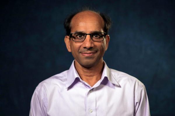TK体育 professor Tumulesh Solanky is the winner of the 2024 Distinguished Alumni Award from the Department of Statistics at the University of Connecticut.